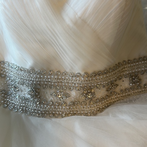 Oleg Cassini Wedding Dress. Size 6. Never worn no alterations - Picture 4 of 4